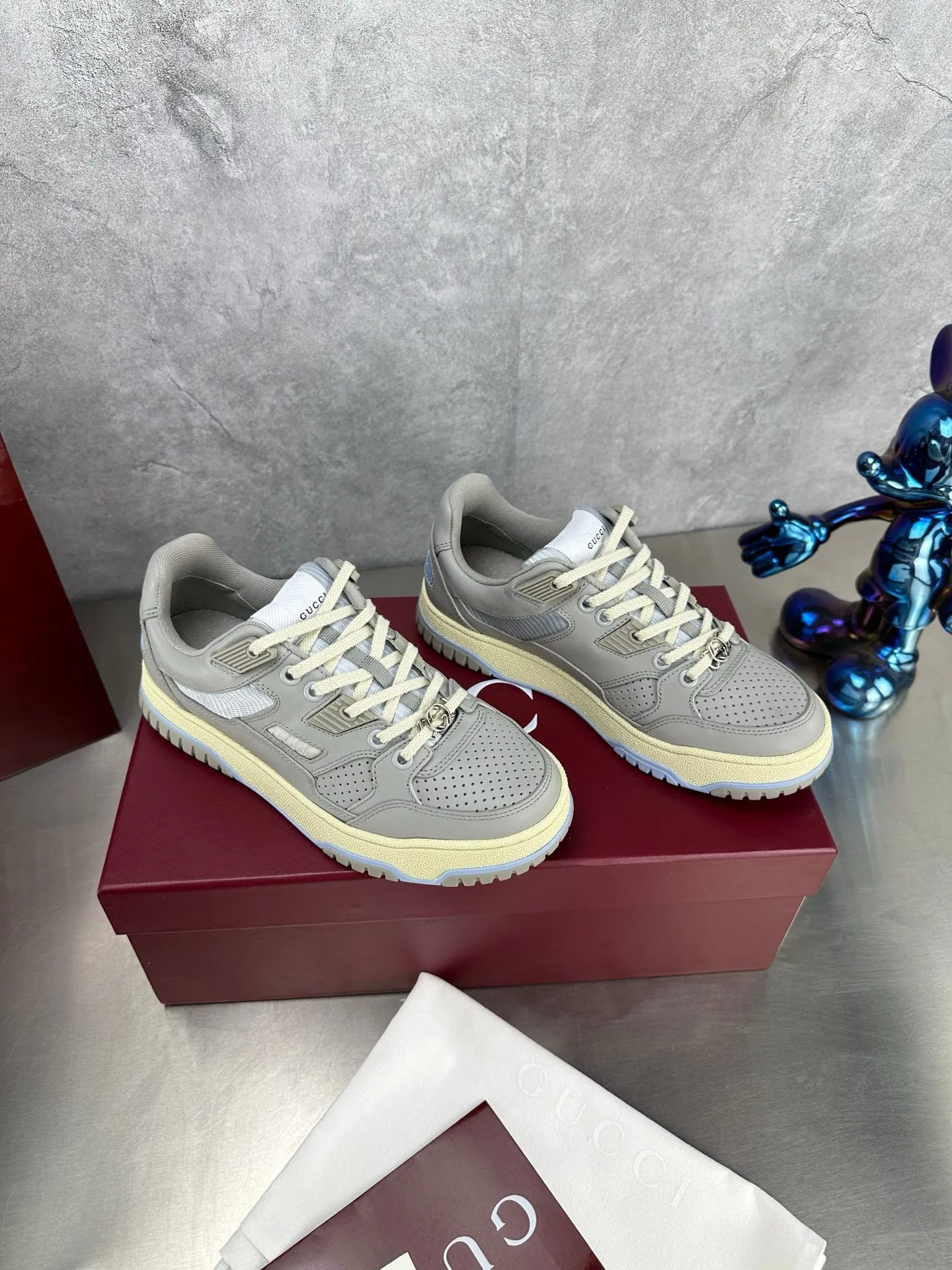 Factory price: 640💰The top version of Gucci Gucci's latest hot-selling couple's sneaker series is shipped. The original version is purchased, developed and manufactured. This high-low top sneaker adopts a basketball-style silhouette design, cleverly incorporating hollow panels and distressed effects, showing its unique ingenuity. The ingenuity incorporates brand logo details such as interlocking Double G styling accessories and Gucci lettering, a low-key tribute to the brand's design heritage. Exquisite packaging at the delivery counter 🛍📦 ▪️ Fabric: Original customized imported first-layer cowhide ▪️ Inner lining: Imported first-layer cowhide ▪️ Sole: Original molded TPU sole ▪️ Sole thickness: 3cm ▪️ Size: Women's 35-41 Men's 38-45 (Female 41, Men 38 45 customized) ▪️ p
